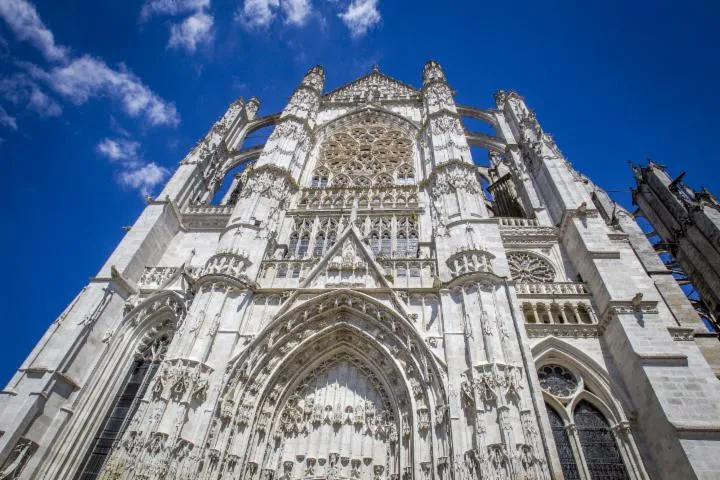 Image qui illustre: Visite libre & Expositions à la Cathédrale Saint-Pierre de Beauvais