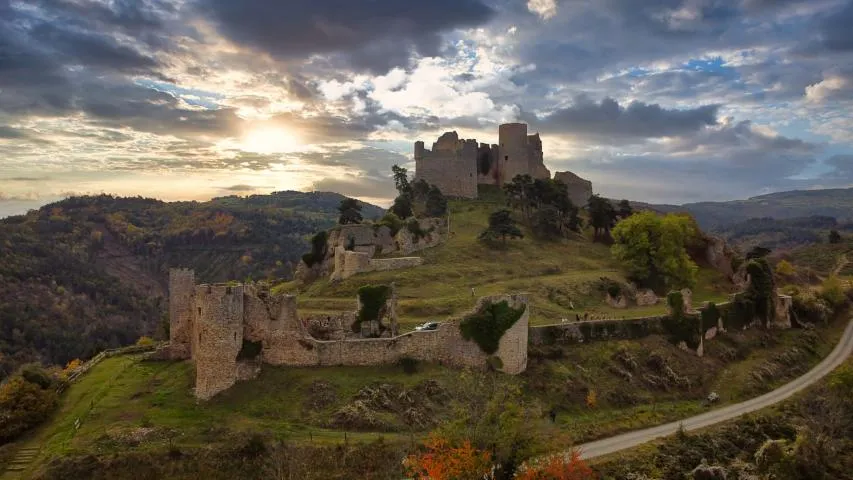 Image qui illustre: La forteresse médiévale de Couzan : découvertes archéologiques