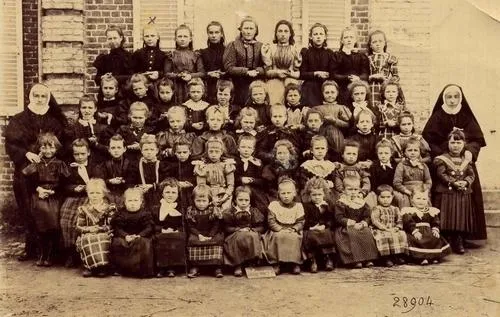 Image qui illustre: Les classes de l'école du village de 1895 à aujourd'hui