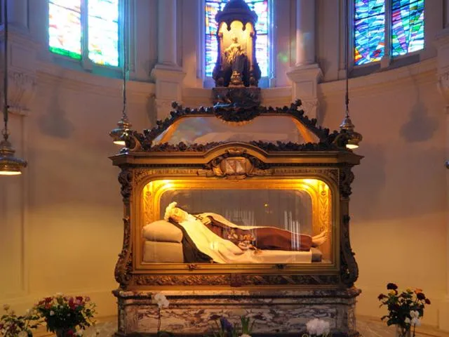 Image qui illustre: Carmel De Lisieux : Chapelle Et Mémorial