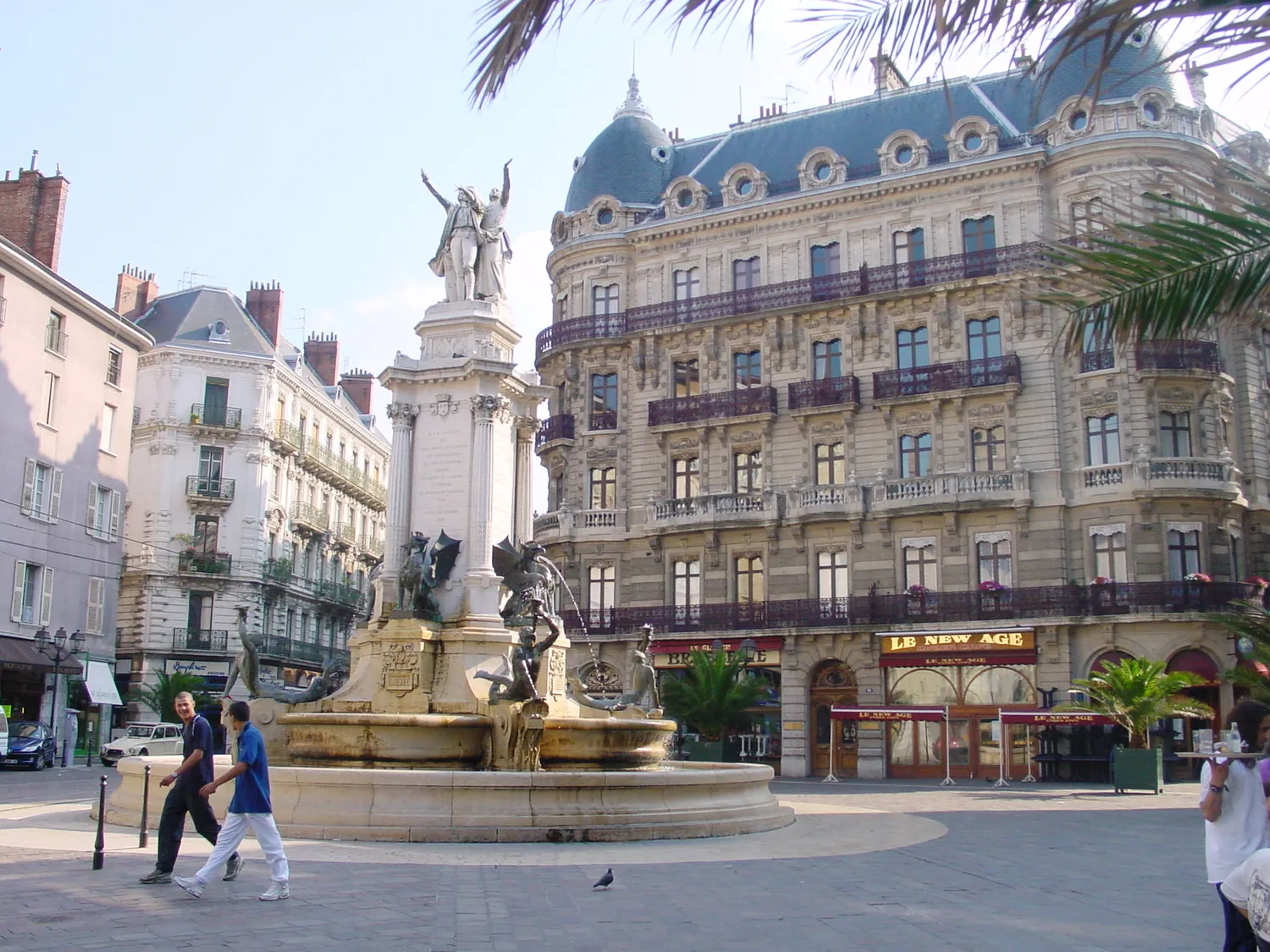 Image qui illustre: La Place Notre-Dame à Grenoble - 0
