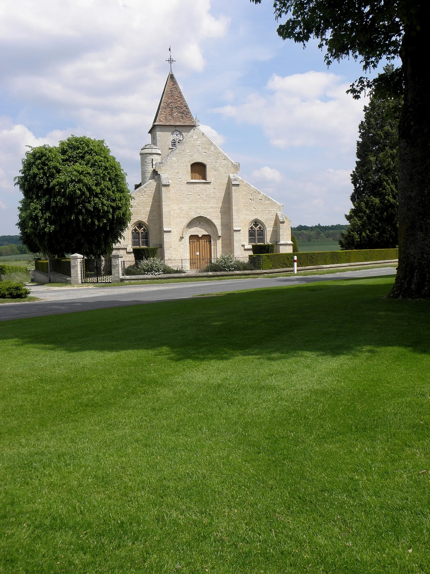 Image qui illustre: Eglise Saint-etienne De Belleau à Belleau - 1