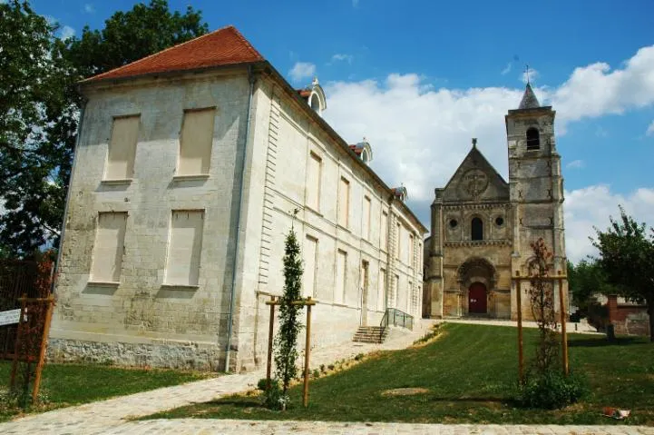 Image qui illustre: Église Abbatiale De Berteaucourt Les Dames