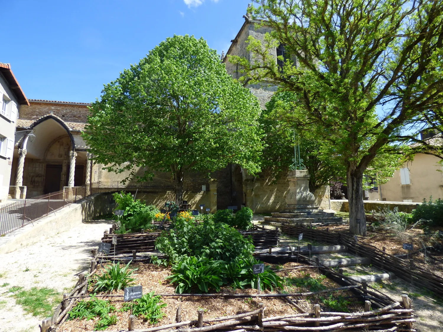 Image qui illustre: Visite guidée de la cité à travers ses jardins médiévaux à Aurignac - 0
