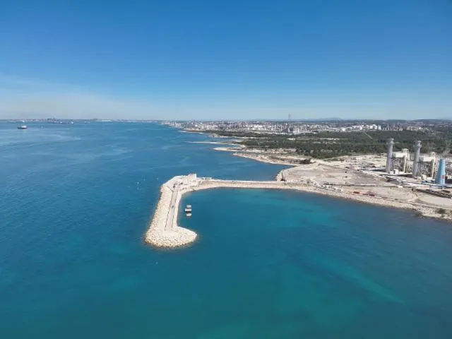 Image qui illustre: Côté mer, la Centrale EDF Cycle Combine Gaz de Martigues dévoile son patrimoine maritime