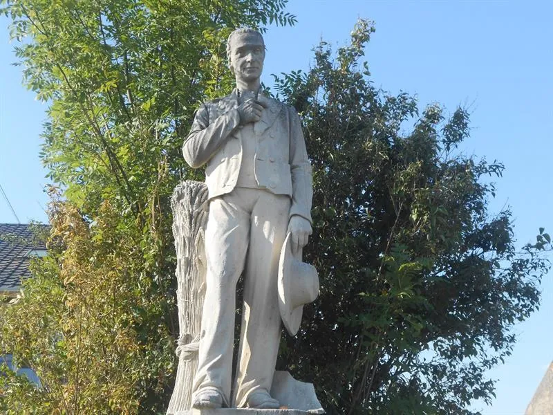 Image qui illustre: Statue - Mémorial De Michel Varis à Bérig-Vintrange - 1