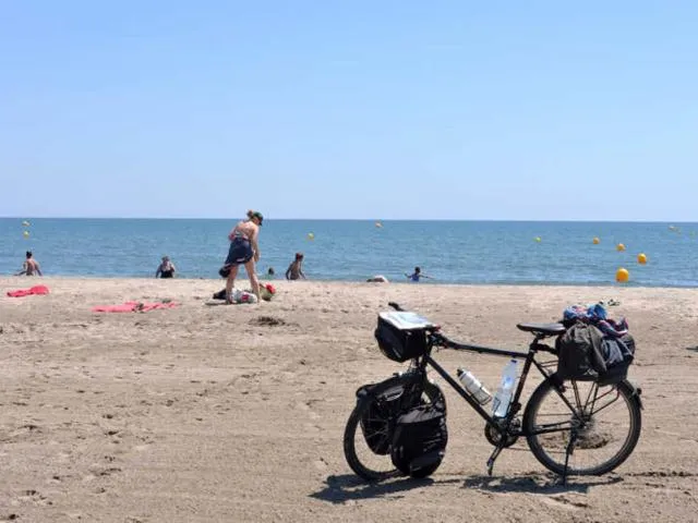 Image qui illustre: Sur la Viarhona entre Arles et Port Saint Louis du Rhône