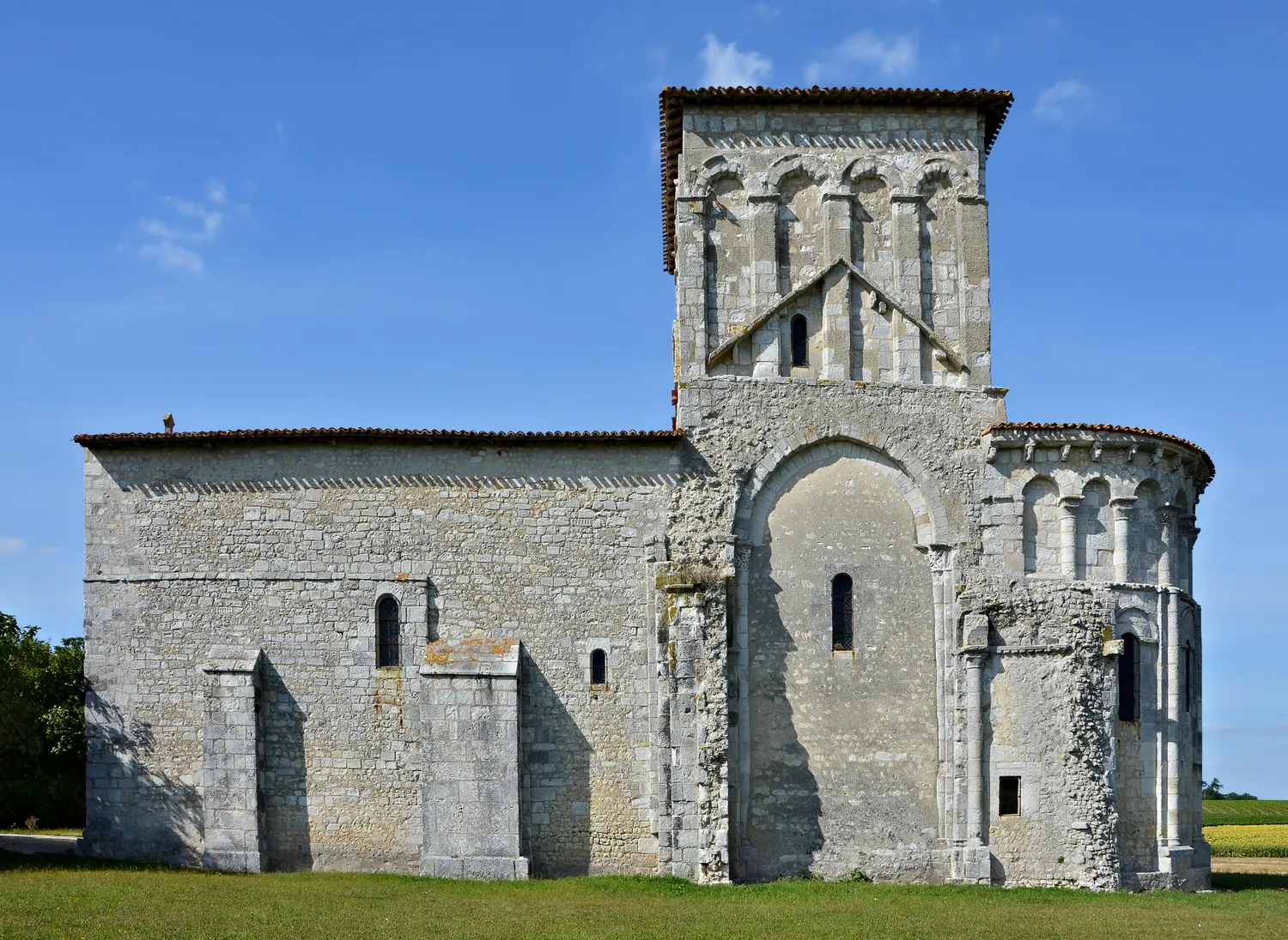 Image qui illustre: Église Saint Jacques de Conzac à Saint-Aulais-la-Chapelle - 0