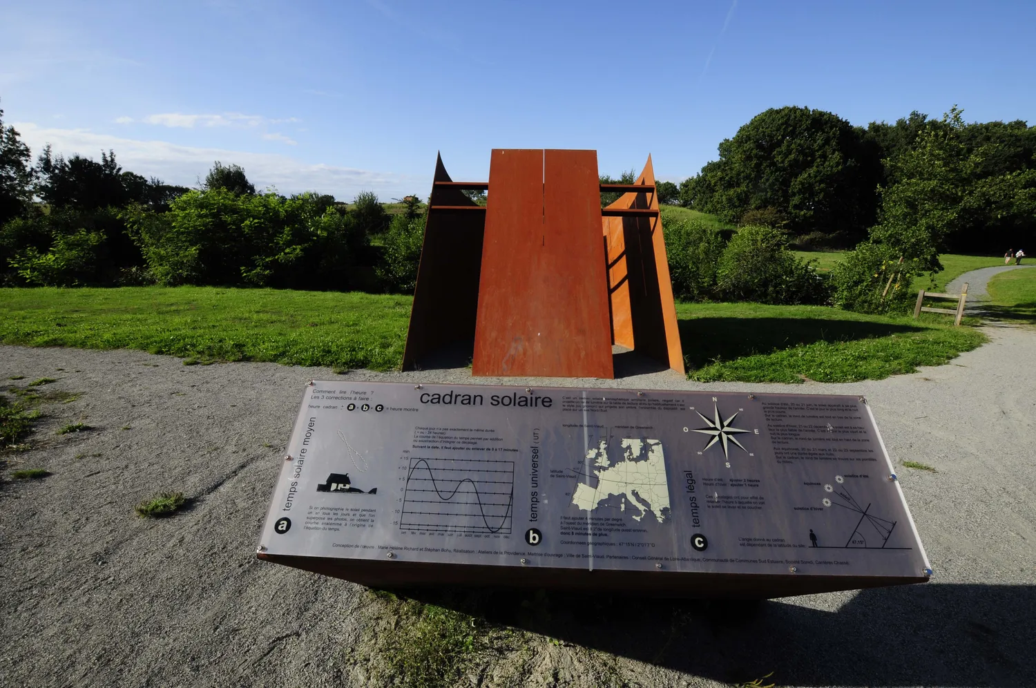 Image qui illustre: Cadran Solaire Monumental à Saint-Viaud - 0