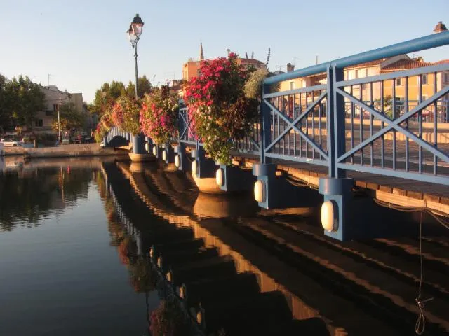 Image qui illustre: Ponts Bleus De La Passe Nord