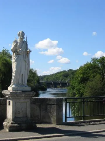 Image qui illustre: Le pont Saint-Sylvain et sa statue