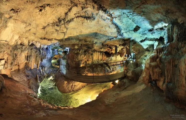 Image qui illustre: Grotte De Labeil - Safari Familial