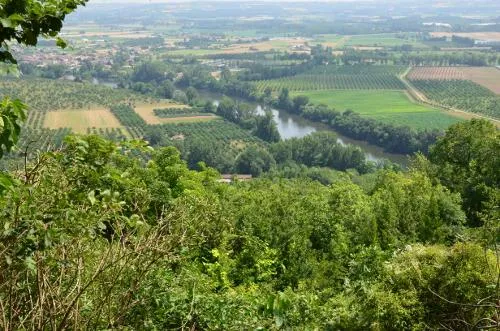 Image qui illustre: Laparade, Une Longue Randonnée Vers St-pierre