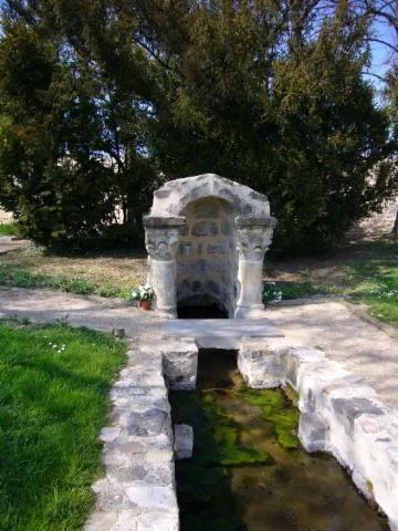Image qui illustre: La Fontaine Saint Julien