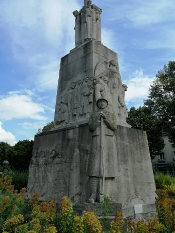 Image qui illustre: Le Monument Aux Morts De Soissons