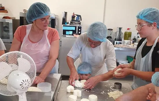 Image qui illustre: L'Explorateur : Les rendez-vous famille - Visite à la ferme pour apprenti fromager