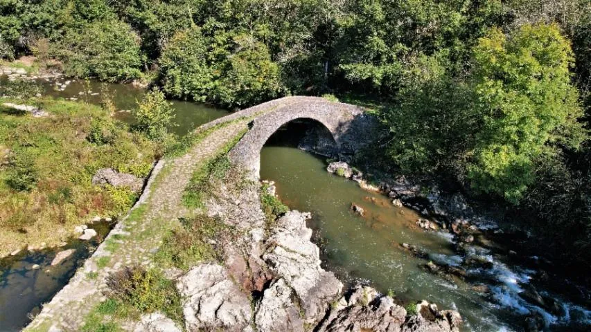 Image qui illustre: Le Pont Du Cayla À La Bastide L'evêque