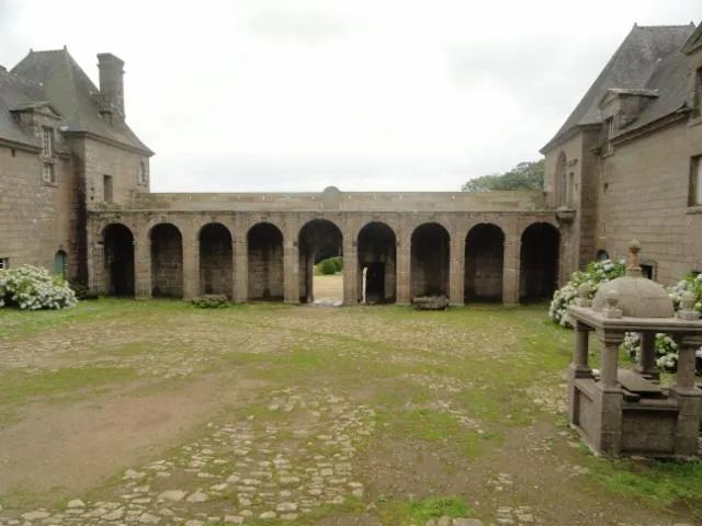 Image qui illustre: Château de Kergroadez