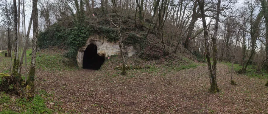 Image du carousel qui illustre: Visite d'une motte féodale et son souterrain refuge accompagnée d'un guide à La Clotte
