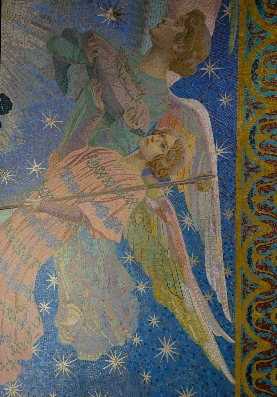 Image du carousel qui illustre: Découvrez la dernière étape de la restauration des mosaïques de la nef d'un mausolée à Pomacle