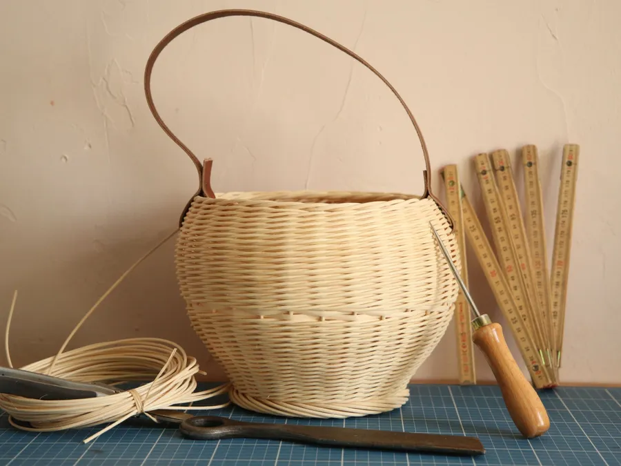 Image du carousel qui illustre: Réalisez votre panier en rotin et son anse en cuir à Chantemerle-les-Blés