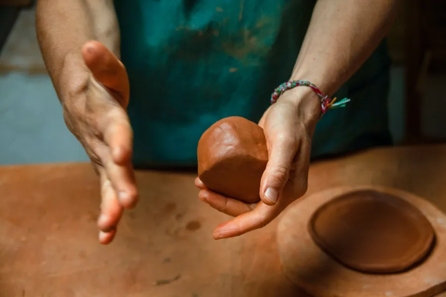 Image du carousel qui illustre: Modelez votre théière en céramique sur une journée à Gresse-en-Vercors