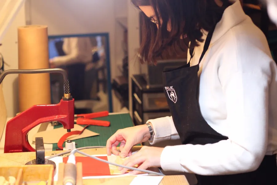 Image du carousel qui illustre: Fabriquez un indispensable en cuir à Paris