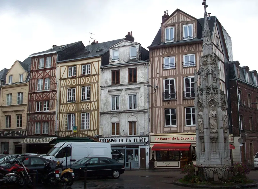 Image du carousel qui illustre: Fontaine et place de la Croix-de-Pierre à Rouen