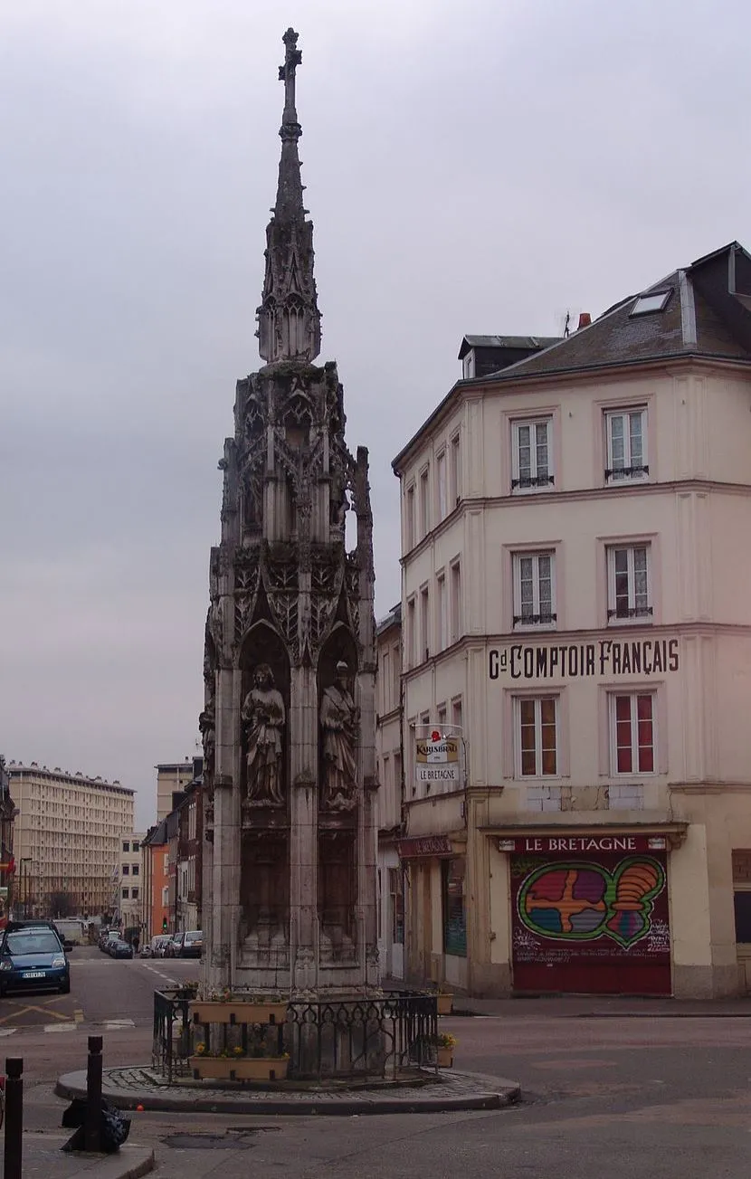 Image du carousel qui illustre: Fontaine et place de la Croix-de-Pierre à Rouen