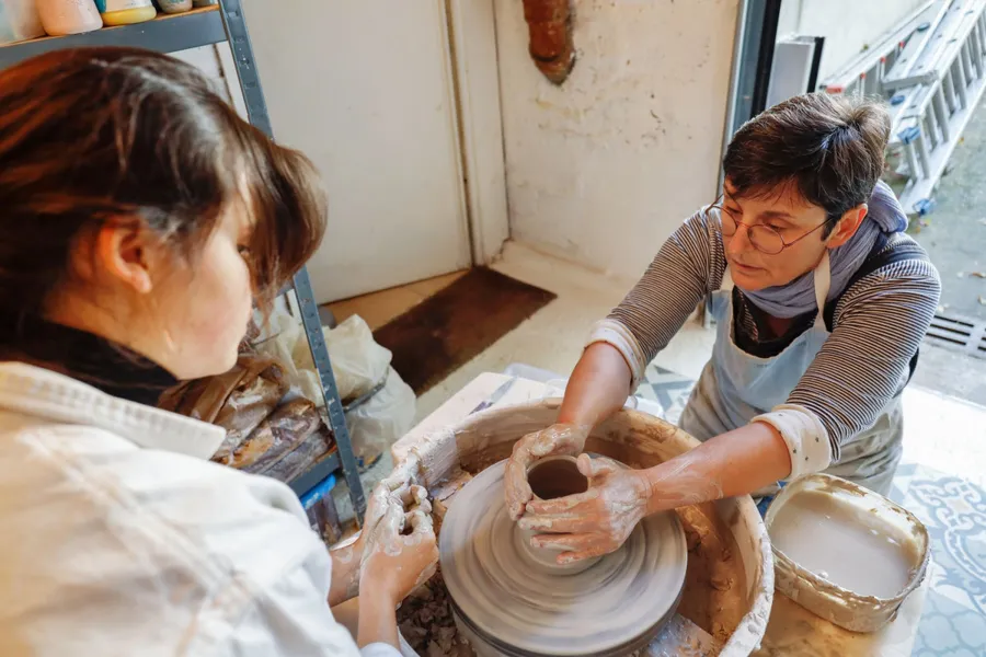 Image du carousel qui illustre: Initiez-vous au tour de céramiste à La Celle-Saint-Cloud
