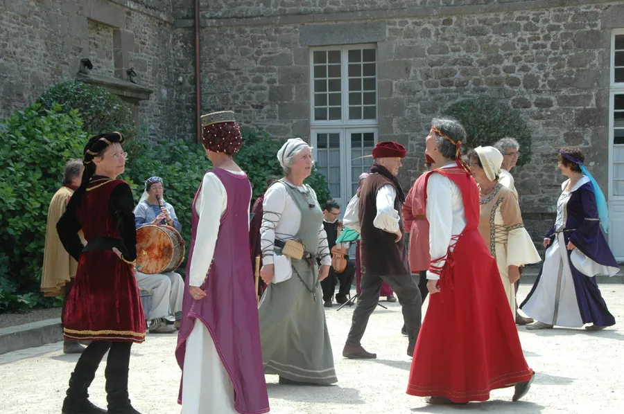 Image du carousel qui illustre: Un bal médiéval proposé par la Ménestraudie et la Rigourdaine pour rendez-vous aux jardins du château de La Ballue à Bazouges-la-Pérouse