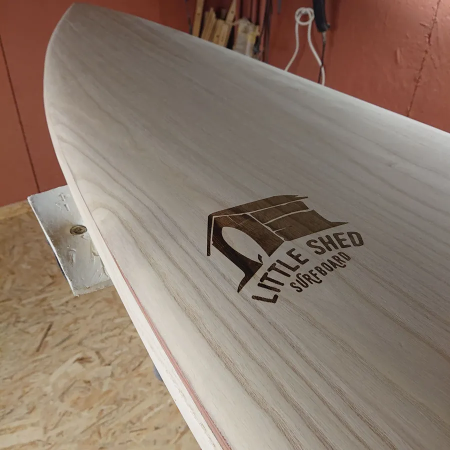 Image du carousel qui illustre: Créez votre planche de surf en bois (taille 8') - 2J à La Limouzinière