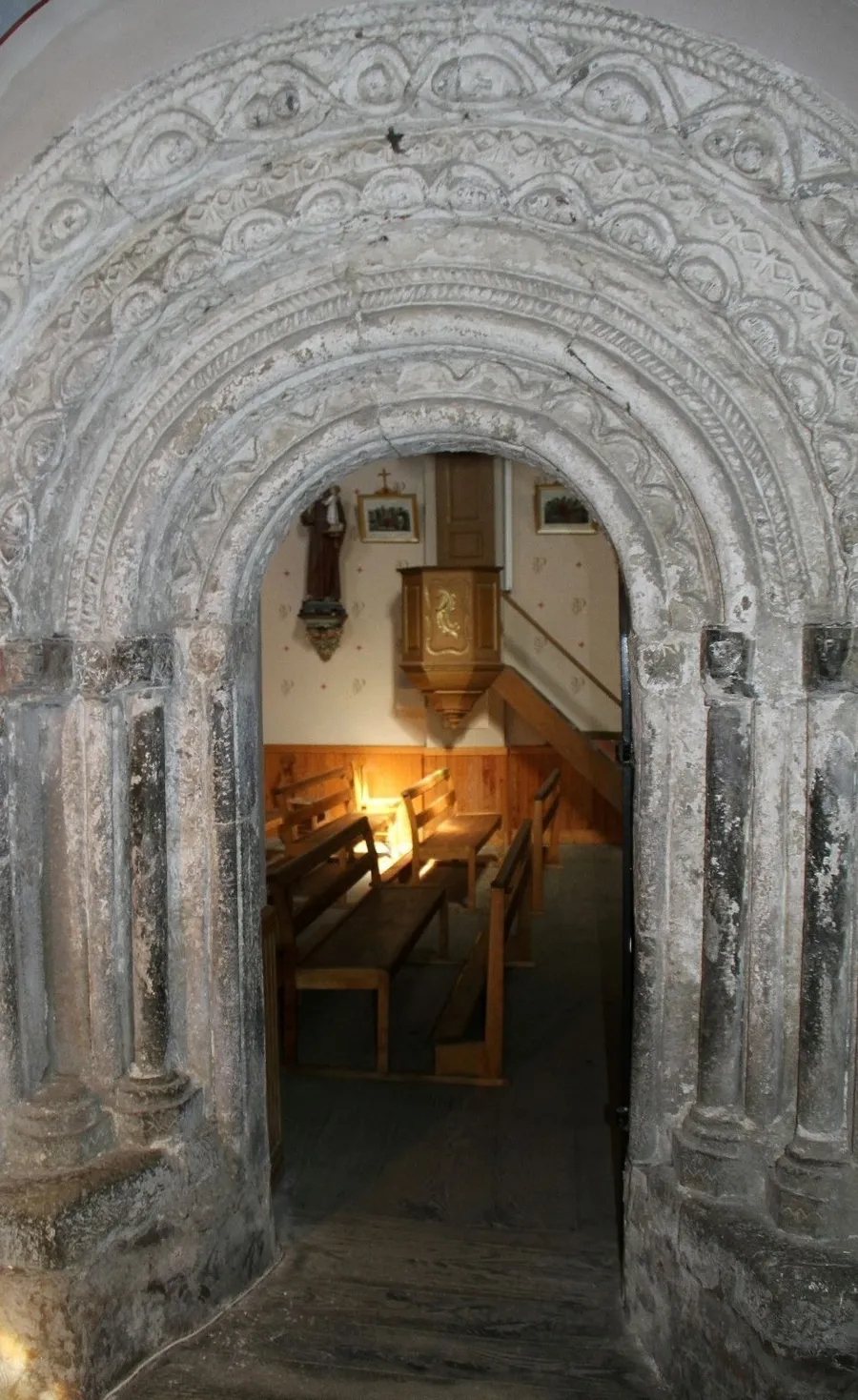 Image du carousel qui illustre: Découvrez l'unique vestige roman de cette église lors d'une visite guidée à Arrout