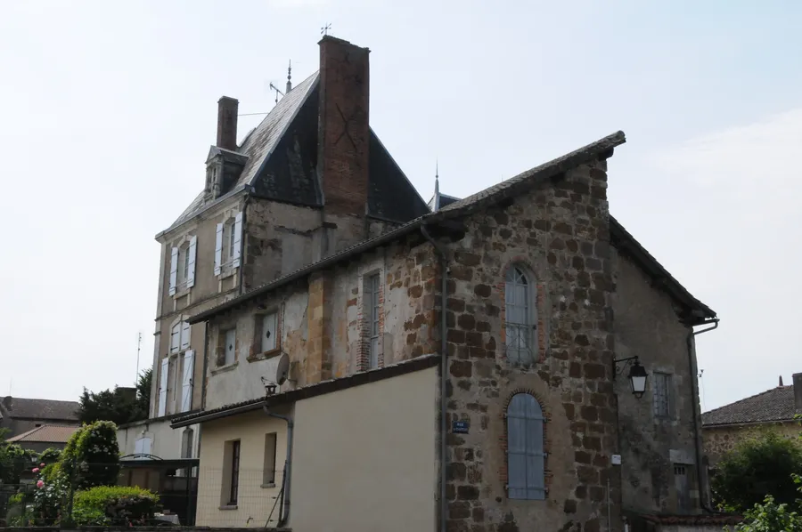 Image du carousel qui illustre: La rue des douves et la rue de la tour  à Availles-Limouzine