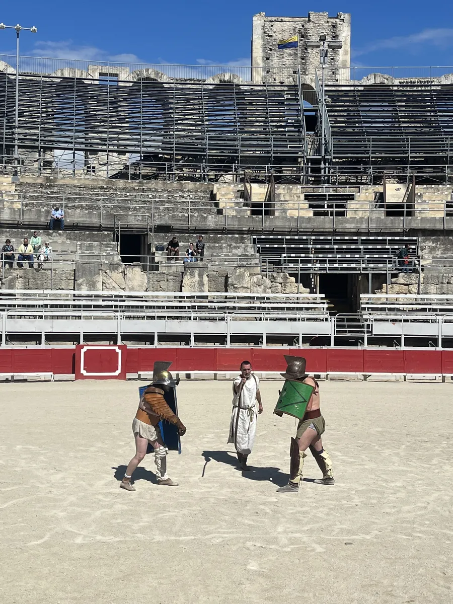 Image du carousel qui illustre: Les gladiateurs dans l'amphithéâtre à Arles