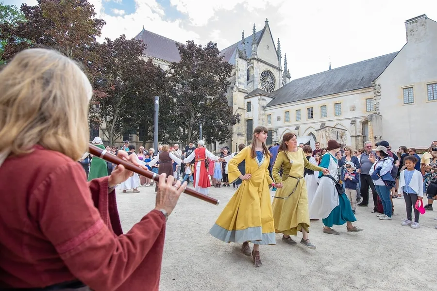 Image du carousel qui illustre: Initiation aux danses du Moyen Âge et de la Renaissance à Joinville