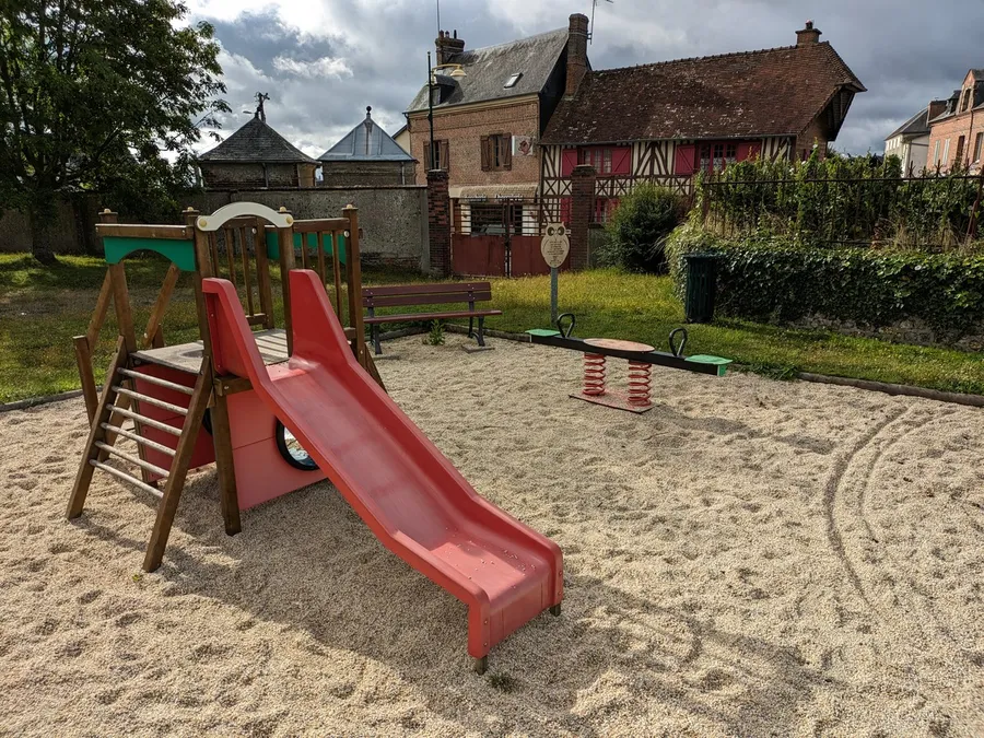 Image du carousel qui illustre: Aire De Jeux Pour Enfants De Saint-cyr-du-ronceray à Valorbiquet