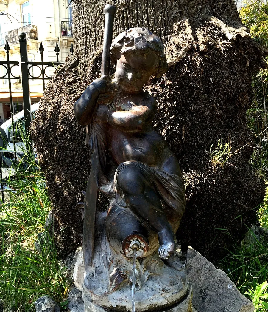 Image du carousel qui illustre: La fontaine de l’Enfant à la rame à Montpellier