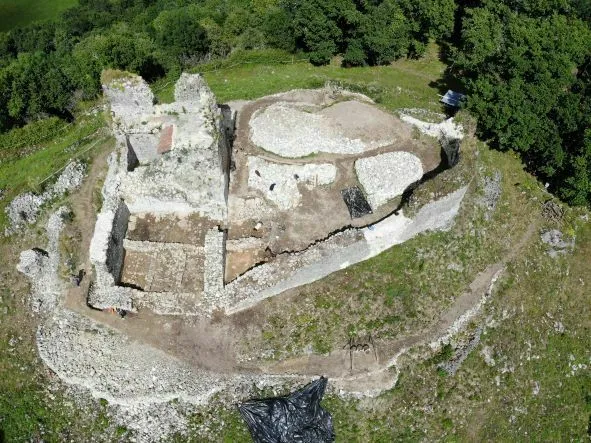 Image du carousel qui illustre: Le visage du château évolue au fil des fouilles archéologiques... à Izaut-de-l'Hôtel