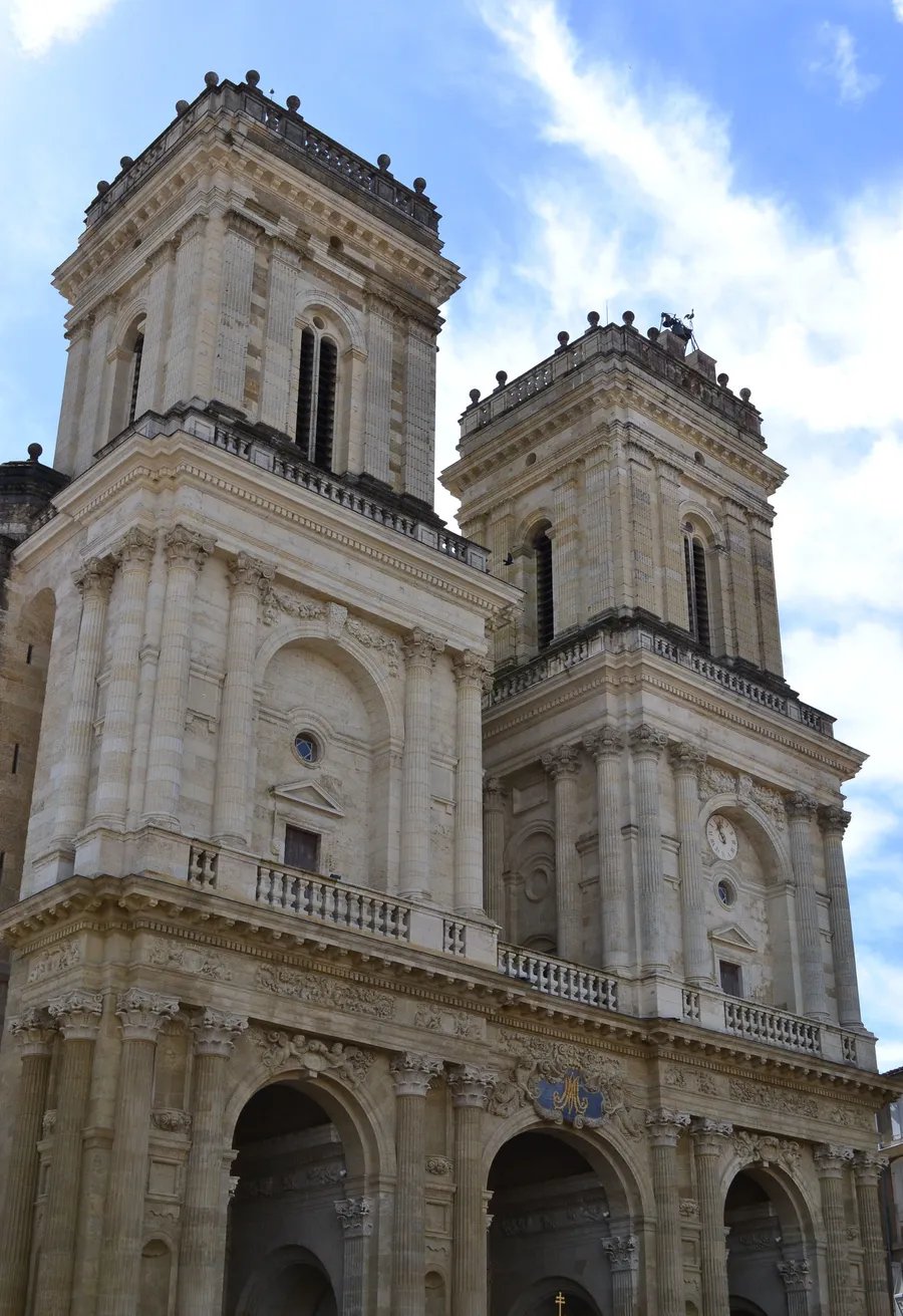Image du carousel qui illustre: Poussez les portes de la cathédrale Sainte-Marie ! à Auch