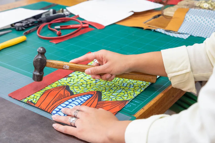 Image du carousel qui illustre: Fabriquez votre sac pochette en cuir à Toulouse