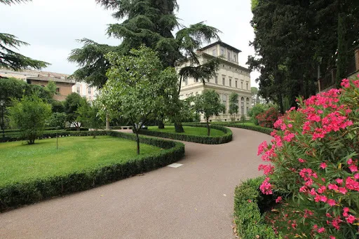 Image du carousel qui illustre: Découverte du jardin historique d'Agostino Chigi dans la Villa Farnesina à 