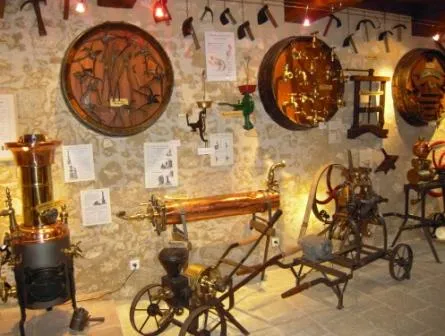 Image du carousel qui illustre: Musée Des Roches Cristallines Et Des Outils De La Vigne à Puymirol