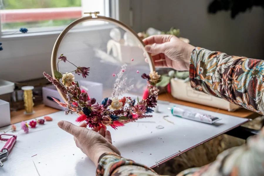 Image du carousel qui illustre: Réalisez votre tambour brodé de fleurs séchées à Rennes