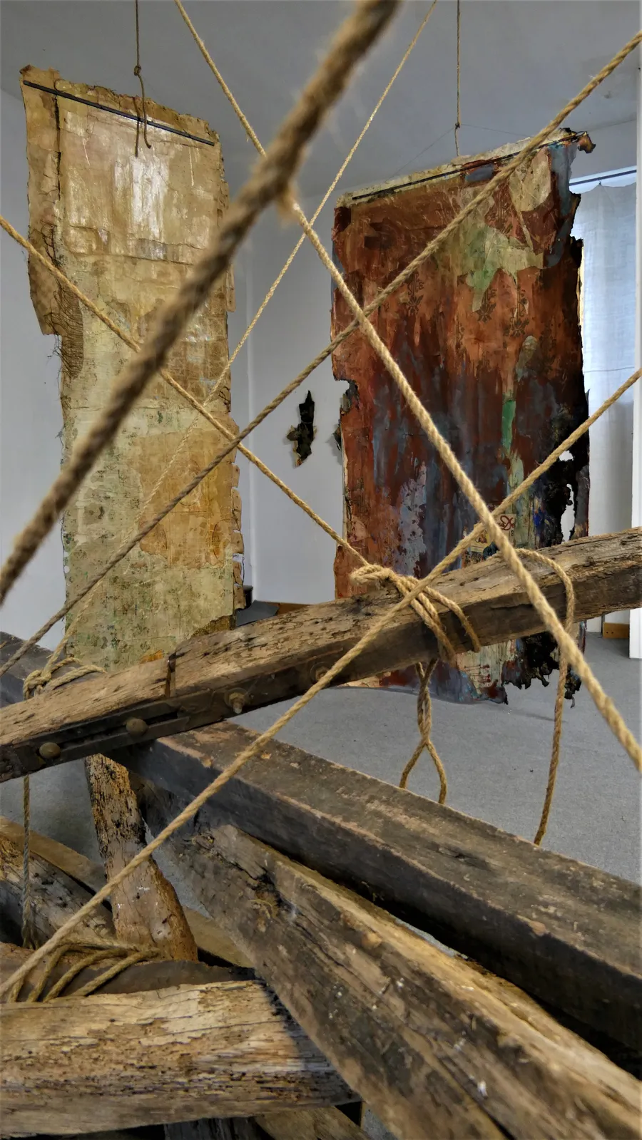 Image du carousel qui illustre: Atelier dans le cadre de l'exposition "Installations plastiques de Martine Hoyas et Jean-Luc Renaud" à Loudun