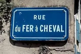 Image du carousel qui illustre: Les rues étranges du centre de Grenoble à Grenoble