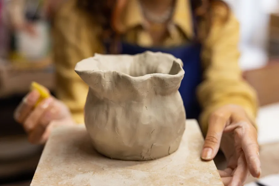 Image du carousel qui illustre: Modelez votre vase en céramique à Paris