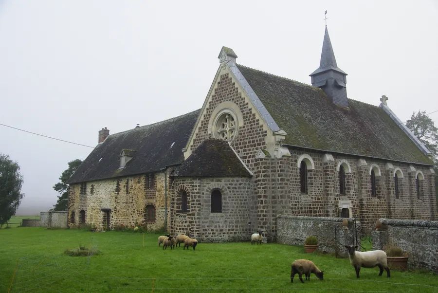Image du carousel qui illustre: Visite guidée de la chapelle et de la crypte à Les Baux-de-Breteuil
