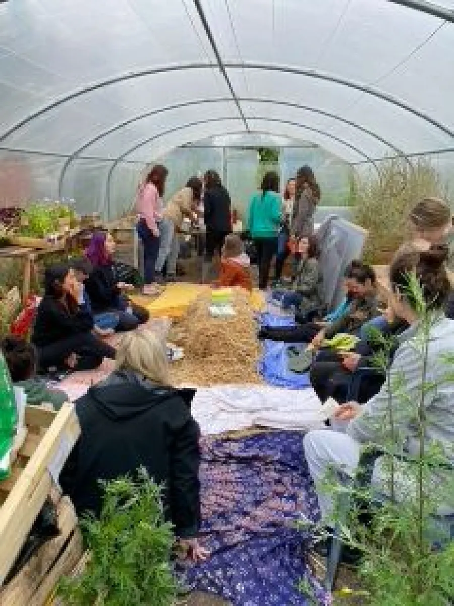 Image du carousel qui illustre: Visitez une ferme florale en permaculture à Montreuil