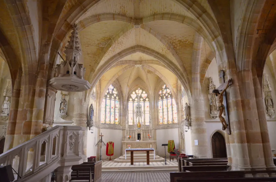 Image du carousel qui illustre: Découvrez une église construite en pierre de Savonnières et des documents anciens à Les Charmontois
